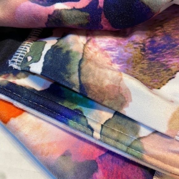 Athleta Women Small White Floral Mudra Capri Leggings Mid RIse with Mesh Windows - Picture 4 of 8